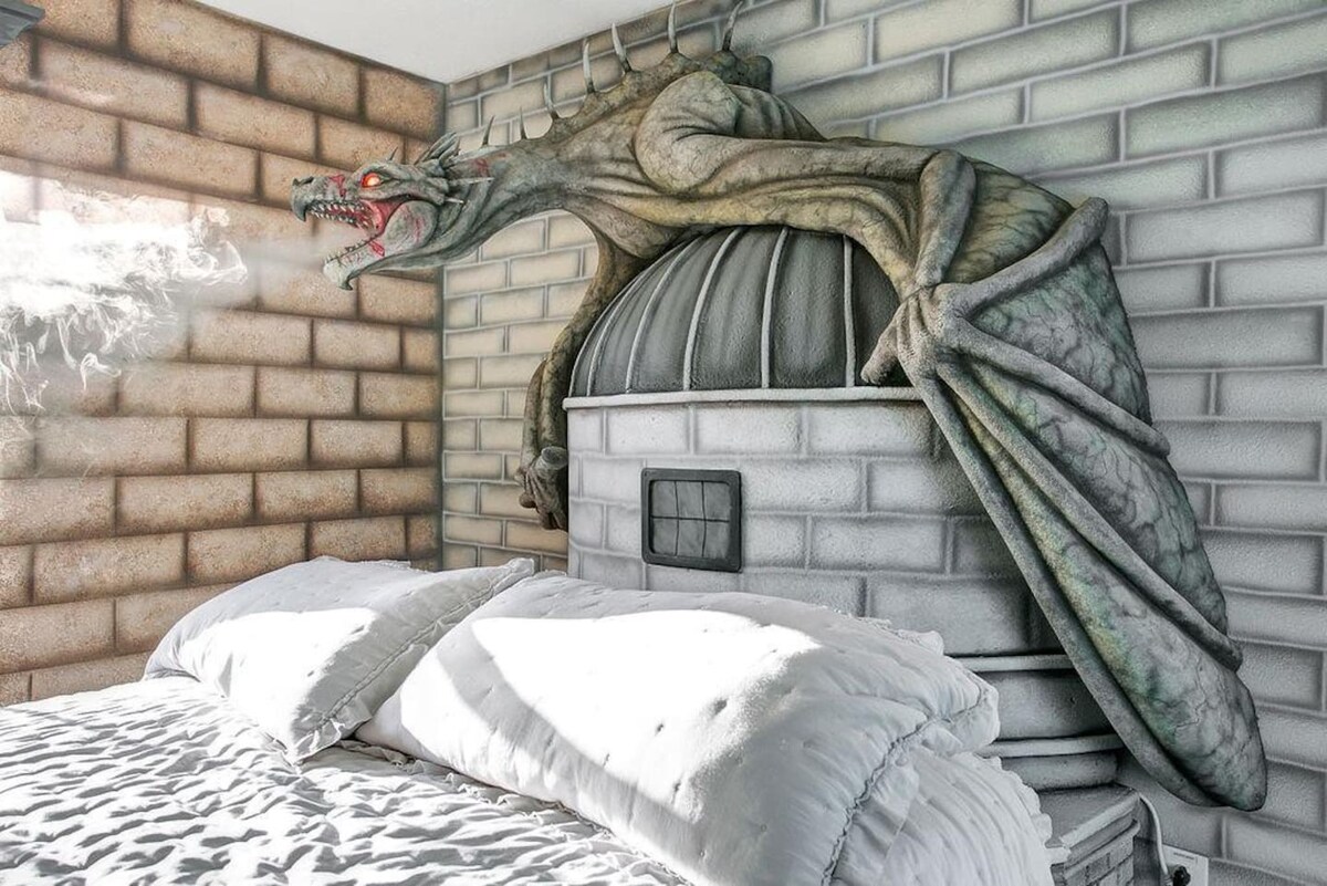 Luxury themed bedroom at Wizards Way Orlando